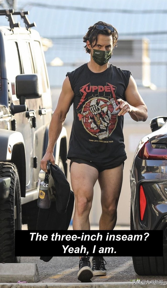 巨石强森穿棕色裤子,巨石强森紧身裤