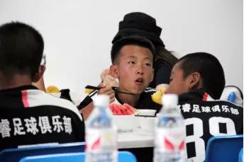 8岁小孩足球青训外国训练视频,足球萌娃小将