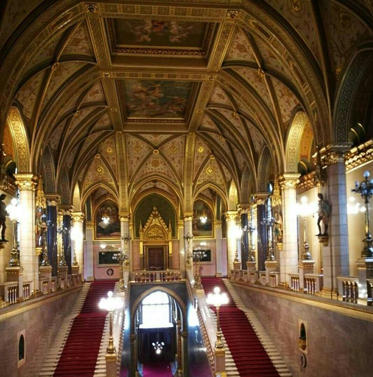 匈牙利的首都,当年陈强曾到此,两个儿子取名“布达”“佩斯”