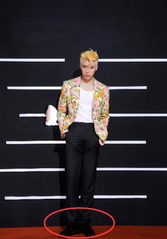 踩沙袋拍戏、穿高跟走红毯，男星个头成谜？同台现原形谁假谁尴尬