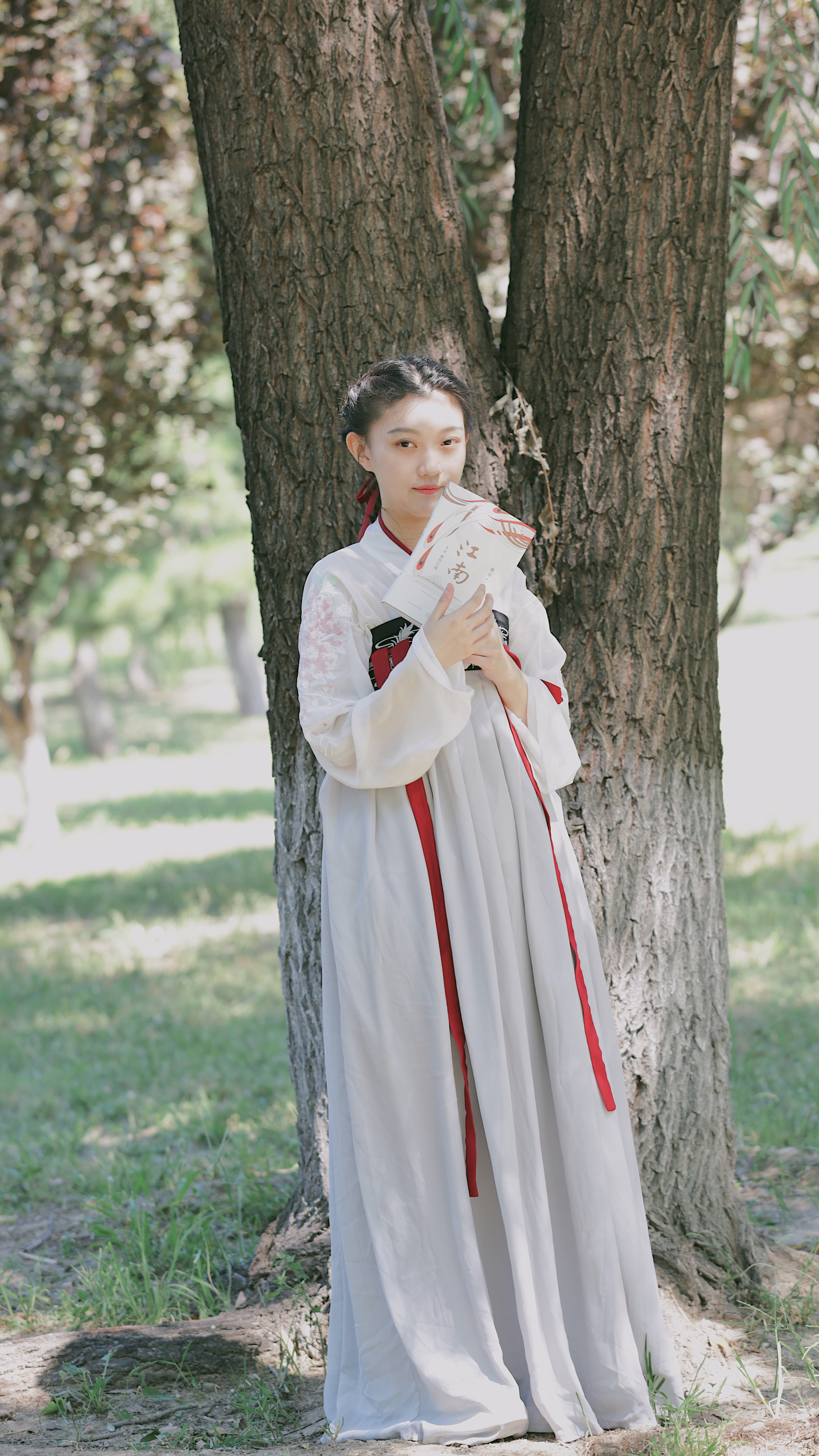 美女拍书的文艺照片,美女拍书照片