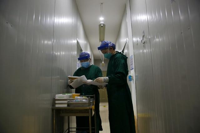 探访隔离病房奋战一线的白衣战士,看望慰问疫情防控一线值守人员