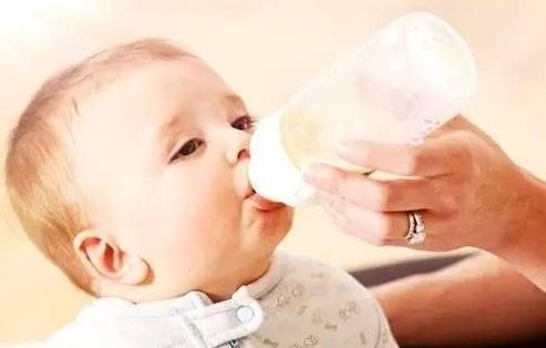 宝宝总是想喝奶但是喝了又吐,宝宝频繁想吃奶是怎么回事