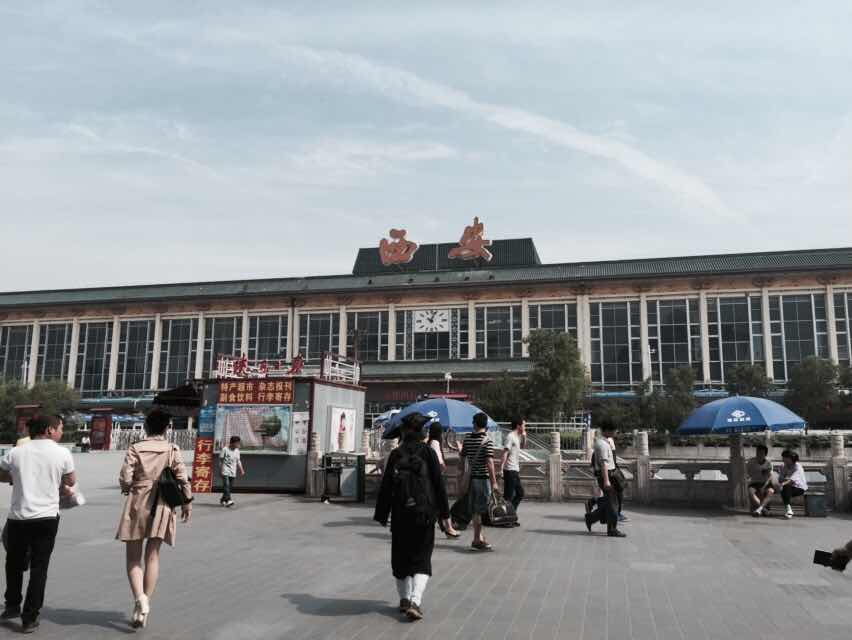 坐着火车去探险,坐着火车去旅行儿童画