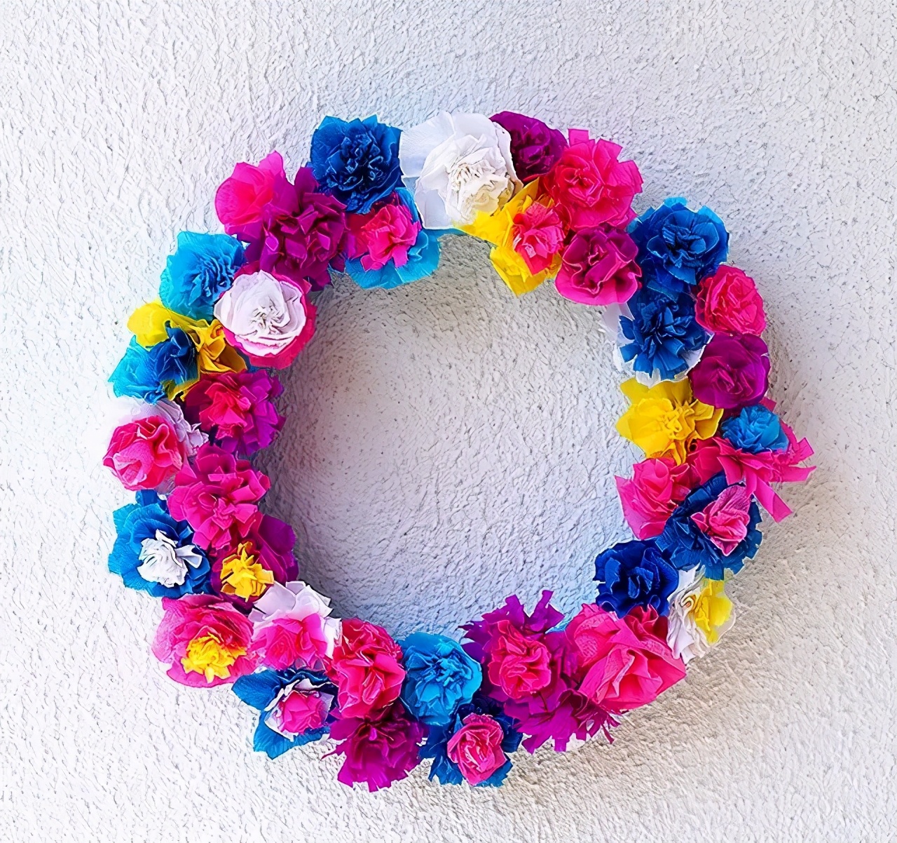 用手工纸做出来的花型装饰,软皱纹纸手工花