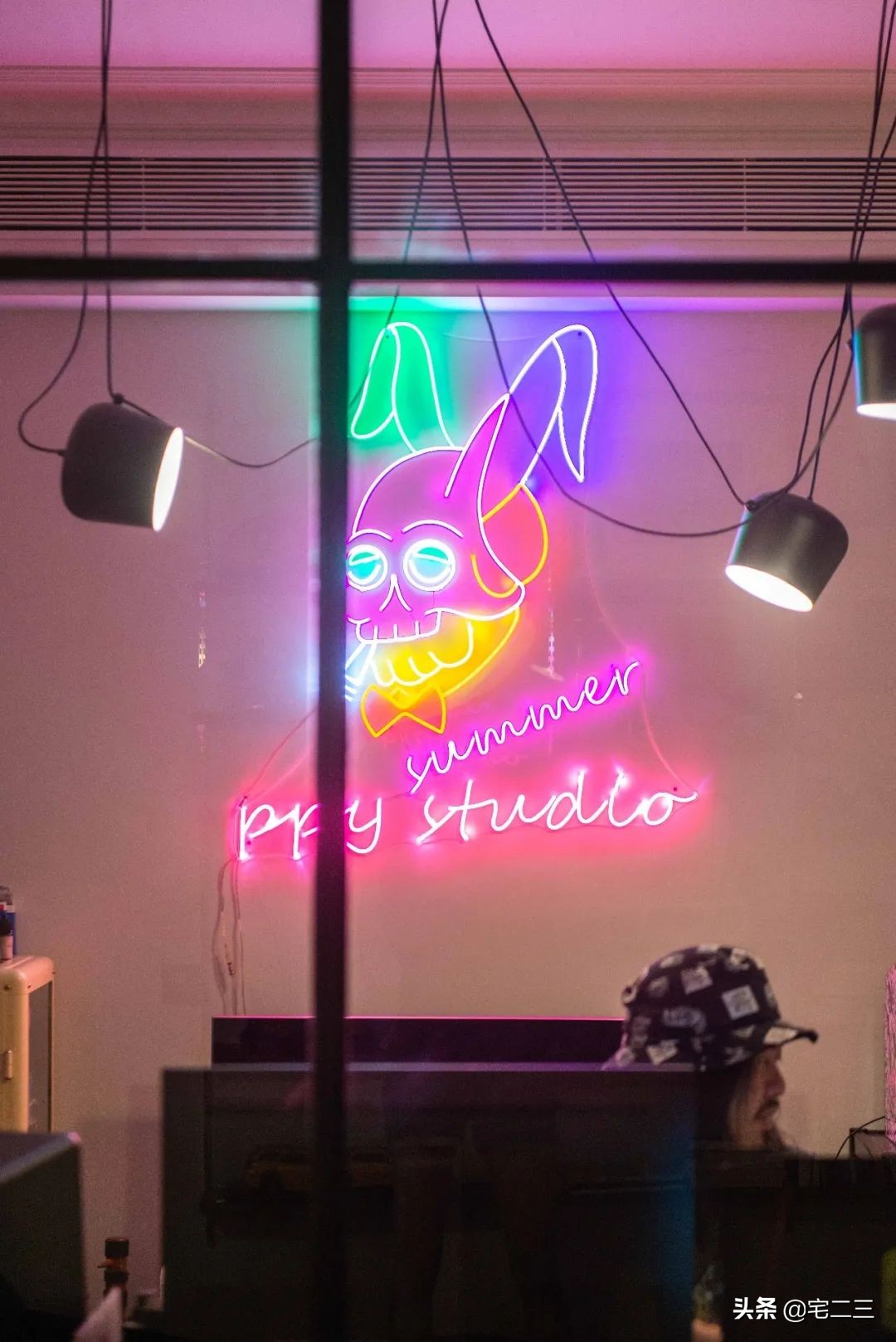 霓虹灯下，他们的“摇滚之家”