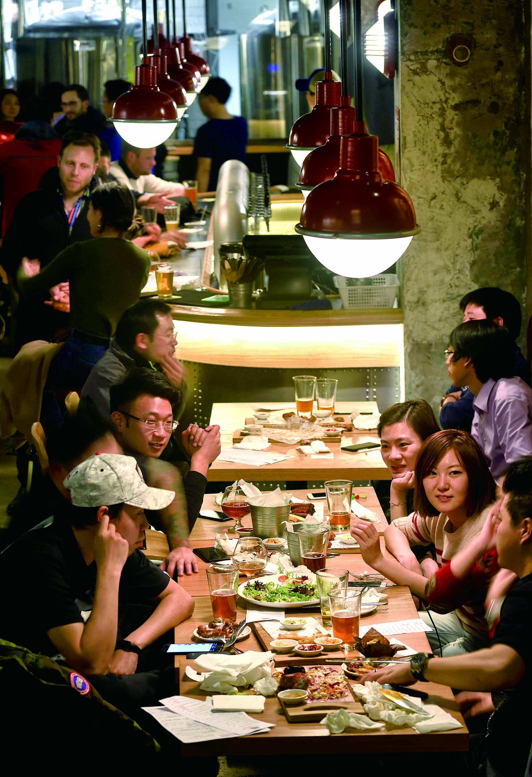 左手盲盒炒鞋，右手理财投保：80、90后消费新一代