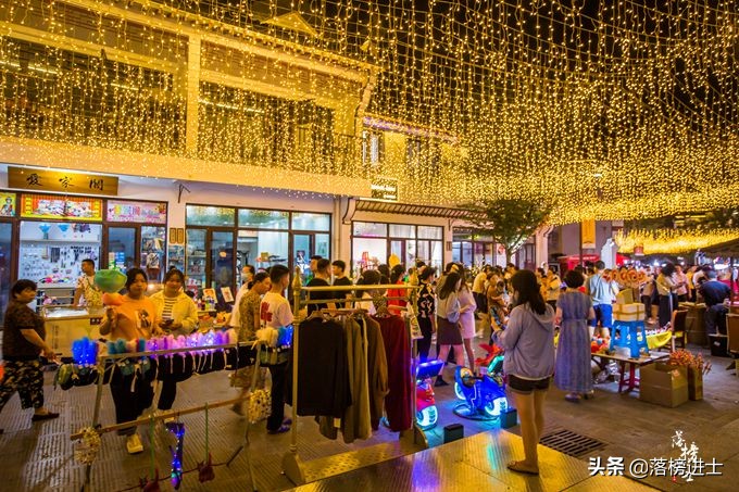 安徽滁州有一座定远古城，有1500多年历史，晚上比白天还热闹