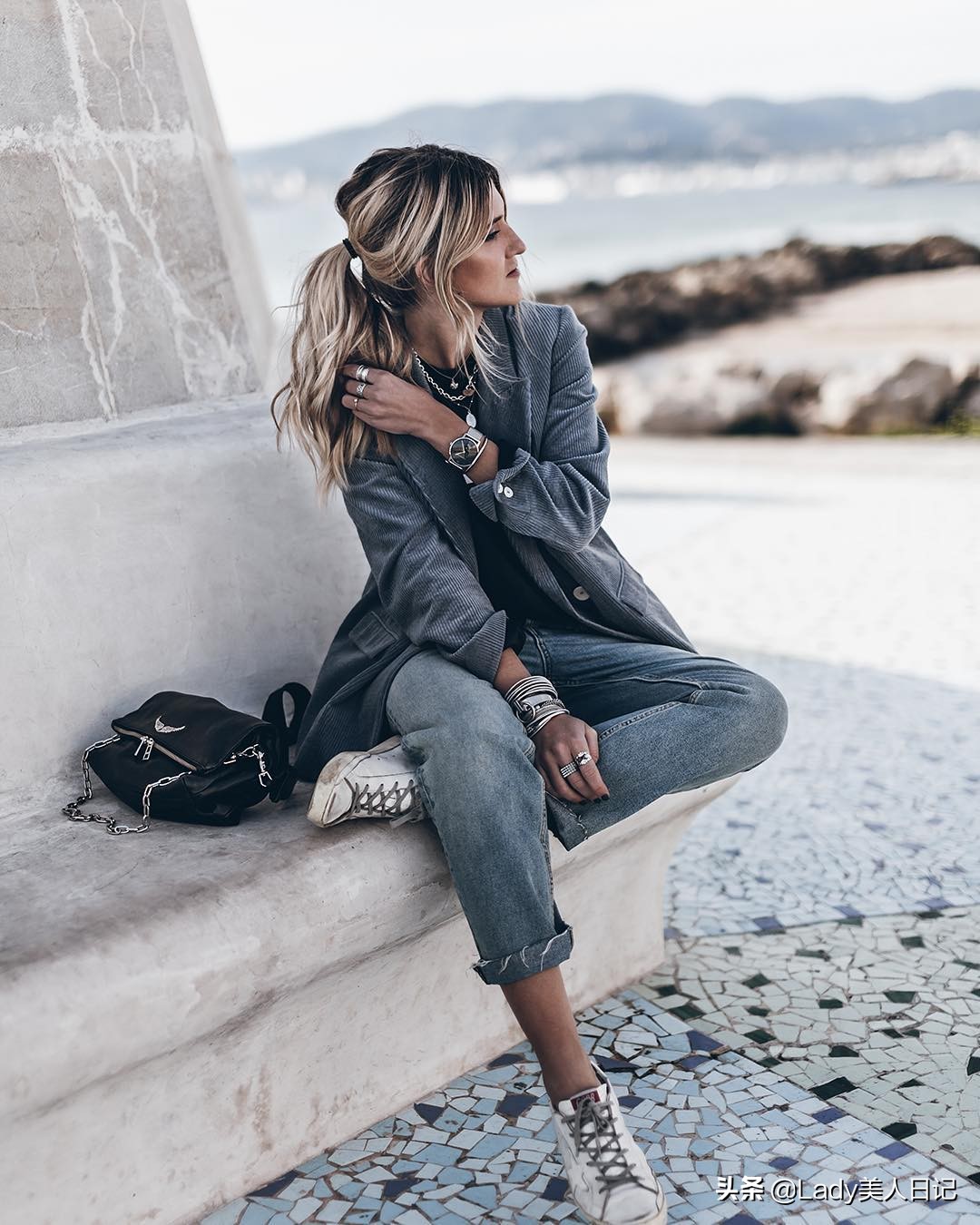 被这种性冷淡风征服了！裙子+毛绒外套也很有范，走到哪都是焦点