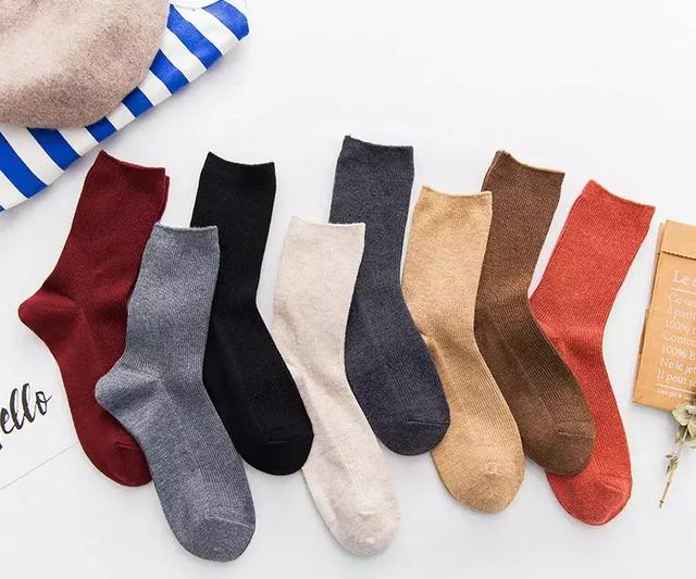 羊毛短靴穿搭,杨颖黑色长筒袜马丁靴