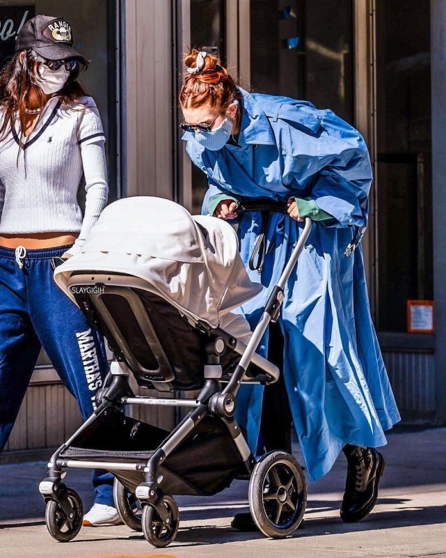 2021流行宝蓝色！超模Gigi一身蓝色搭配，自带爆炸时尚感