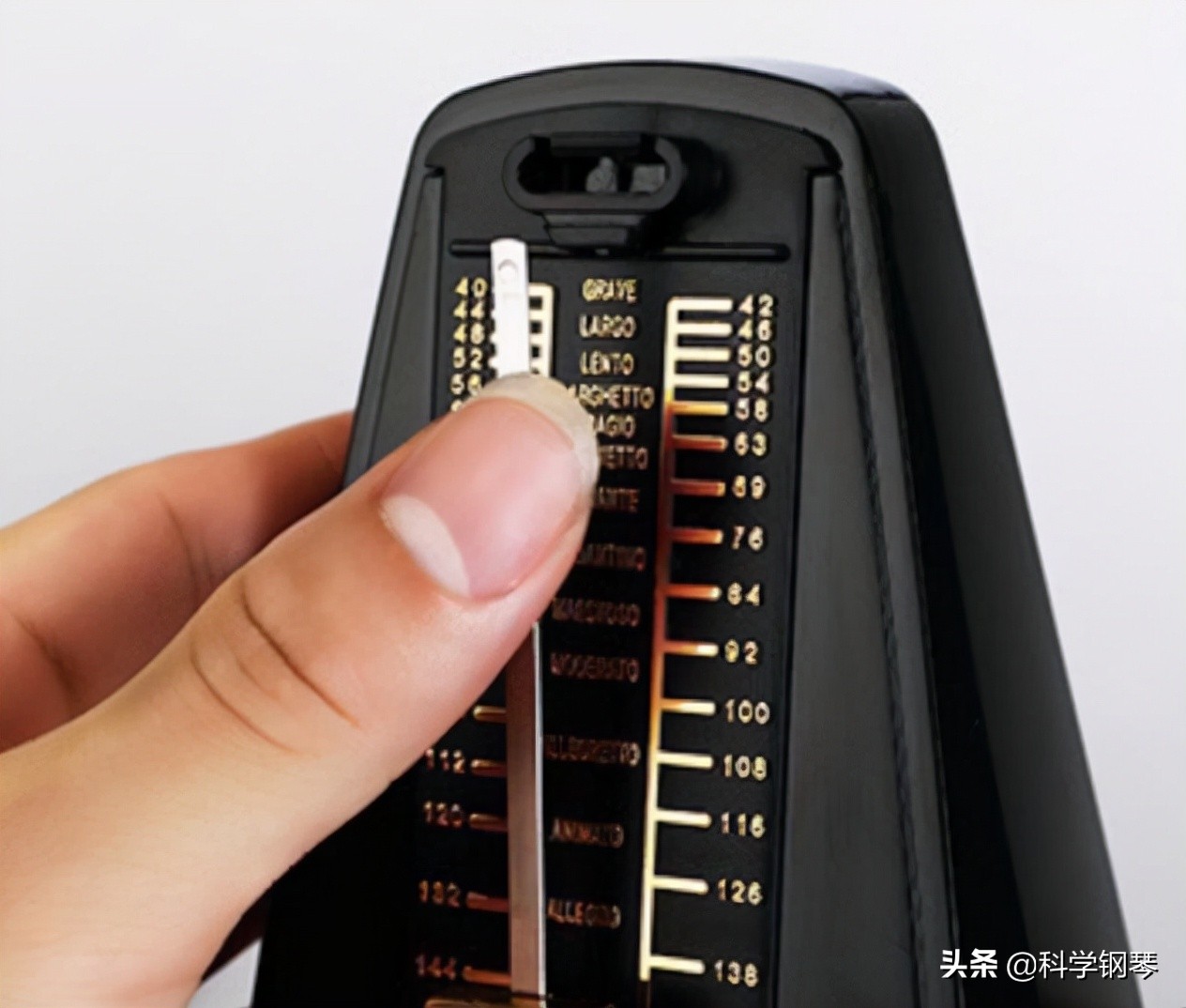 弹钢琴必须每首曲子都用节拍器吗,钢琴怎么跟节拍器的节奏