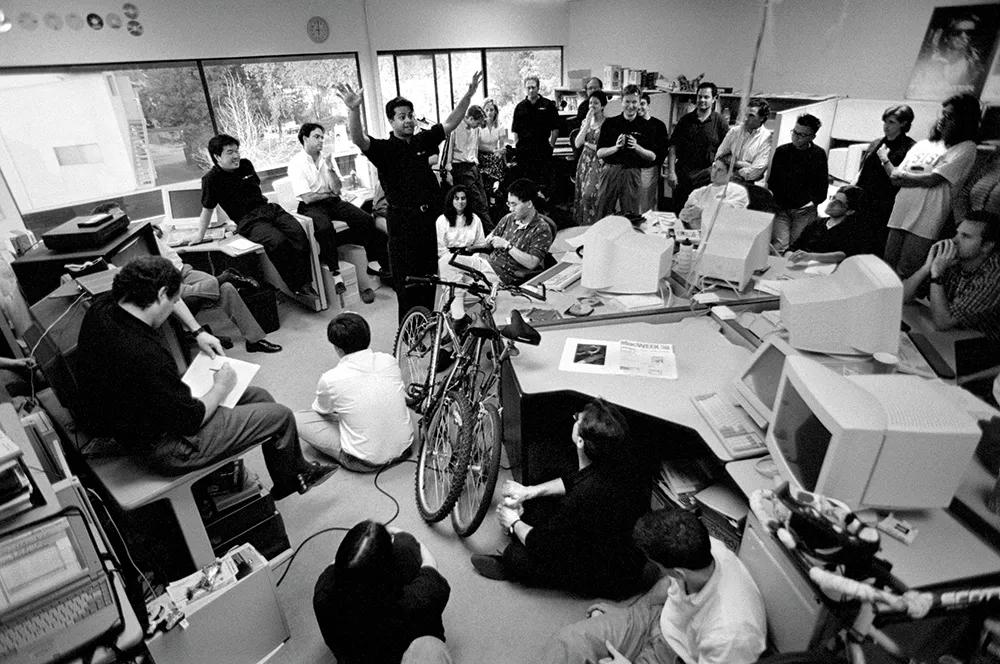 新书 | 首次曝光！“*底卧**”15年拍下250000张照片，他只选了这100张