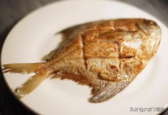 香煎鲳鱼的家常做法大全集,干煎香辣小银鲳鱼正宗做法