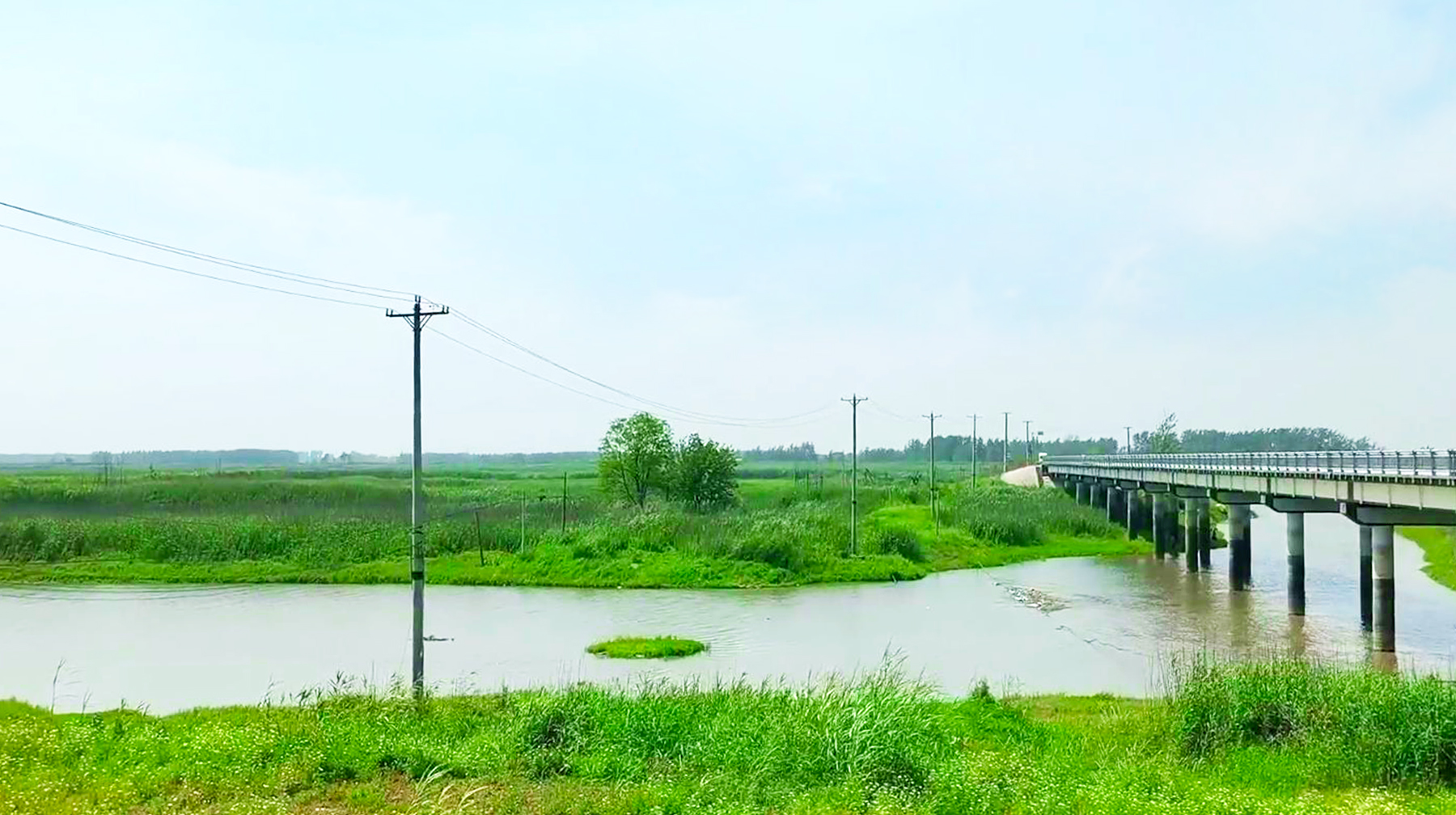 绿水蓝天青草地，打卡湖北武汉郊区黄丝河，宛若油画里的场景