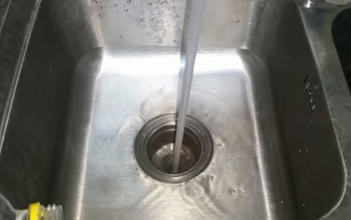 下水道堵了1个塑料瓶10秒疏通,下水道堵塞不用花钱修