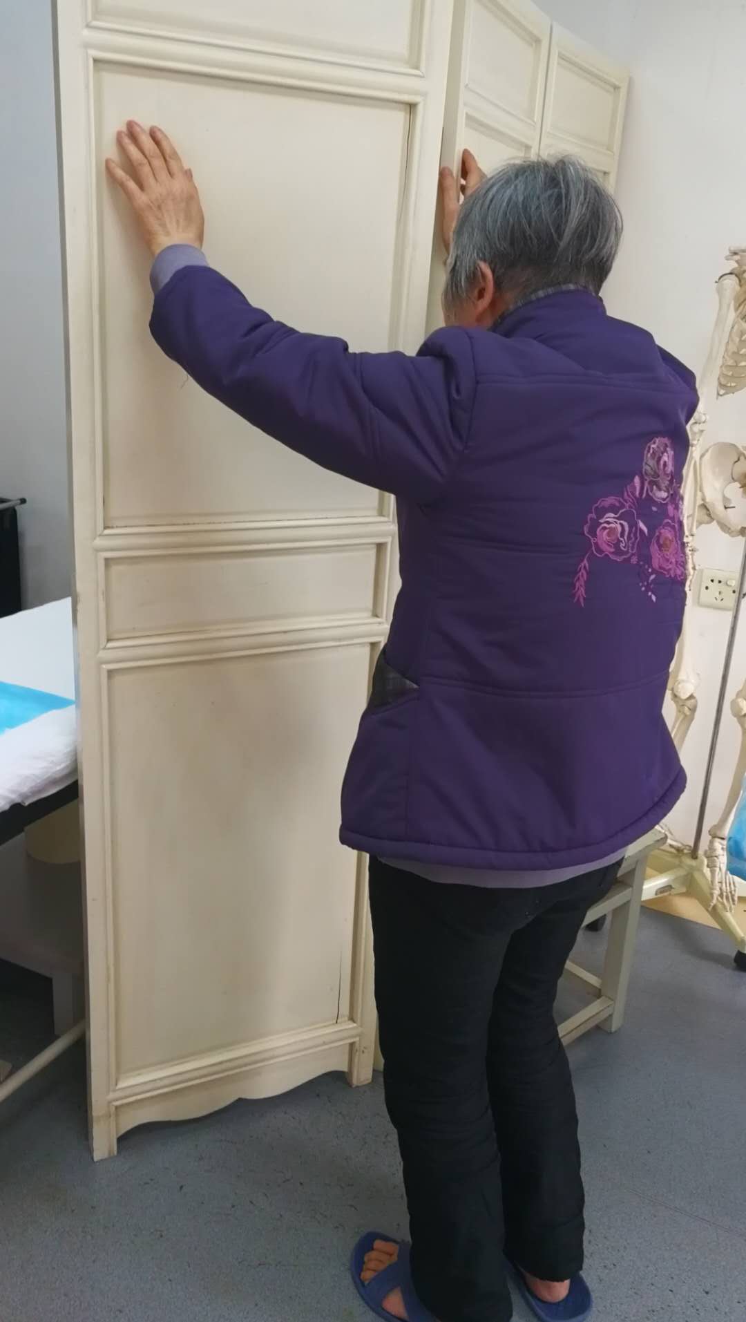 老年人得了帕金森行走缓慢手抖,帕金森老人突然腿软僵硬怎么回事