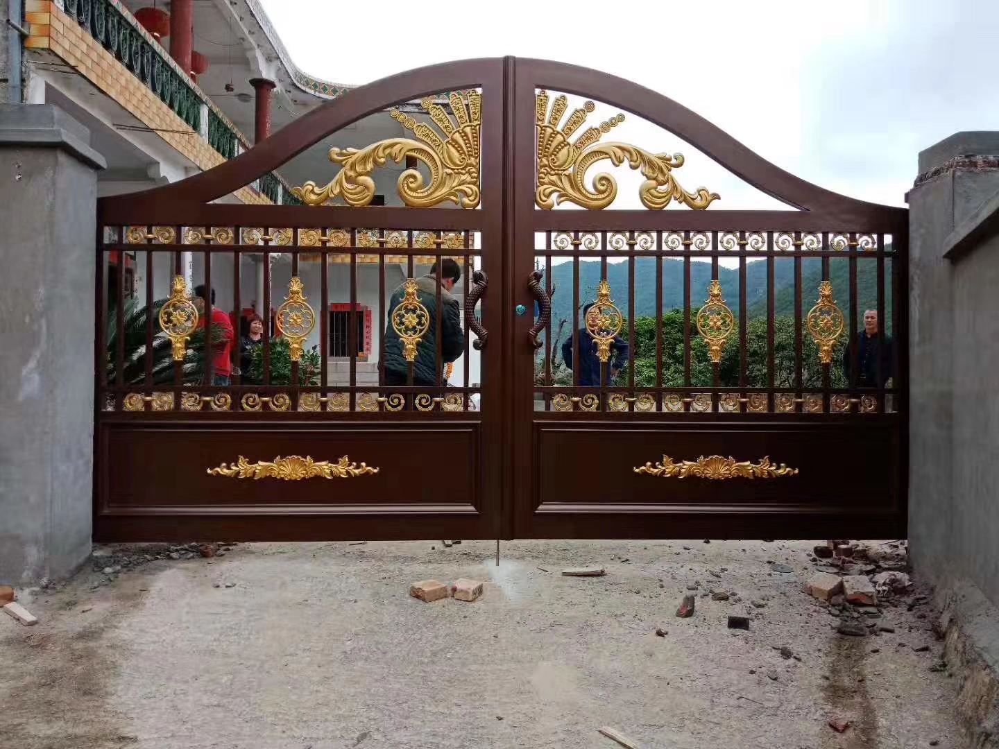 双开铝艺大门安装,双开铝艺大门