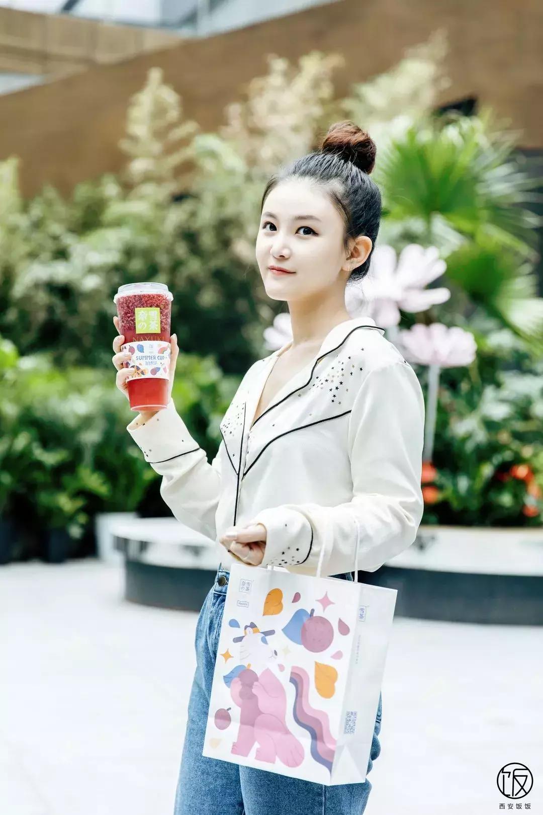 一*爆口**浆的咩咩包来了，今天也是努力营业的奈雪咩！