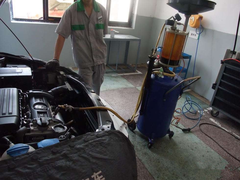 换机油是抽的好还是放的好呢,换机油抽机油和放机油的区别