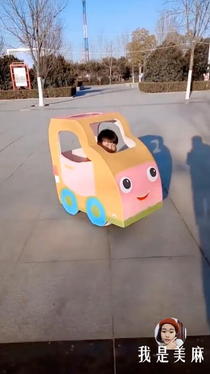 爸爸用纸箱给孩子做玩具,爸爸用废纸箱做汽车玩具