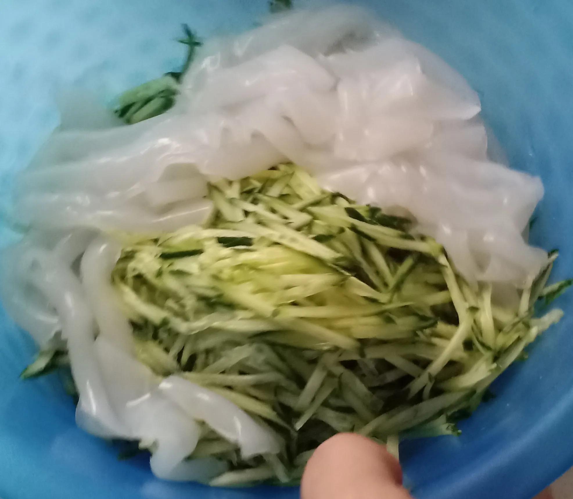 蒜薹白菜葫芦瓜拌面家常做法,蒜苔炒肉和西红柿鸡蛋泡饭