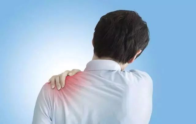 肩周炎肩膀疼痛两招立马见效,肩周炎肩膀疼得厉害一招立刻解决