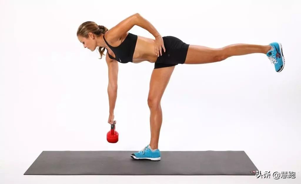疫情严峻宅在家里怎么练？送给跑者5套不带重样的力量训练动作