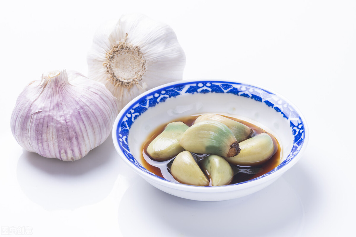 醋泡大蒜大蒜用生的好还是煮熟好,泡了大蒜的醋还能用来再泡大蒜吗