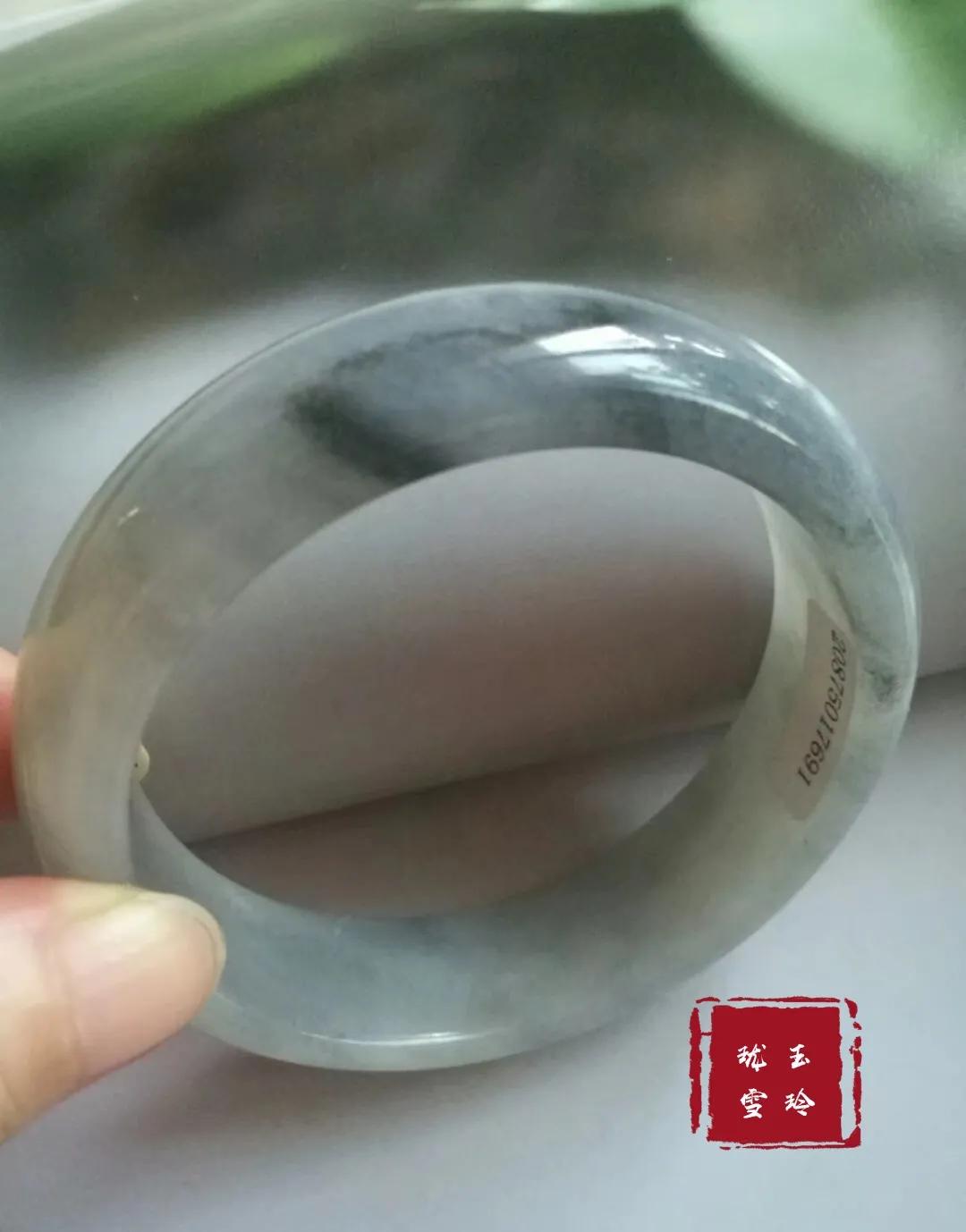 怎么挑选适合自己的玉手镯,玉手镯怎么选才是最好的呢