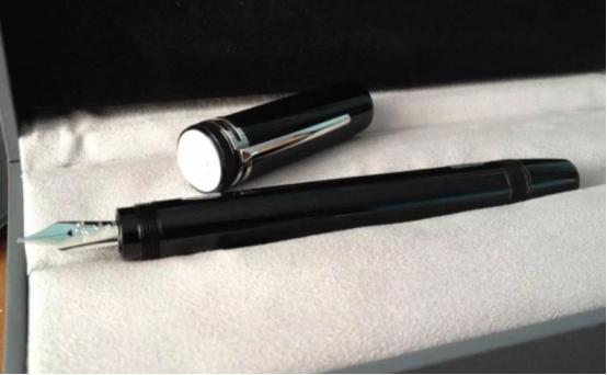 万宝龙钢笔外观设计,萧伯纳和万宝龙钢笔哪个好