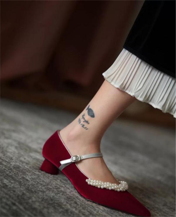 婚鞋如何选择既舒服又好看且实用 (红色婚鞋怎么挑选)