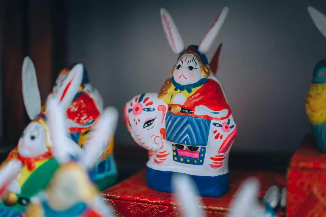 非遗守艺人｜他把泥“玩”出了花样，让有400年历史的老北京兔儿爷也跟上时代
