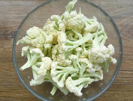 炒菜花时，别只会用盐清洗，教你1招，小虫子乖乖溜走，更干净