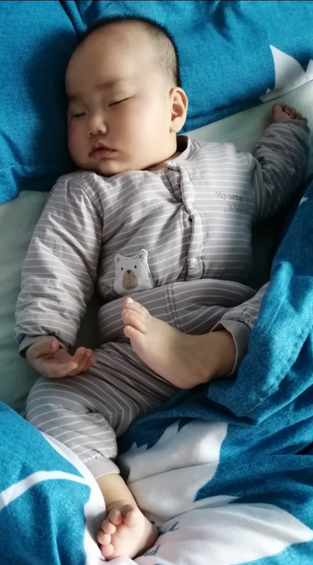 一岁半宝宝半夜睡觉突然大哭抓头,小月龄婴儿睡觉手乱抓把自己吓醒