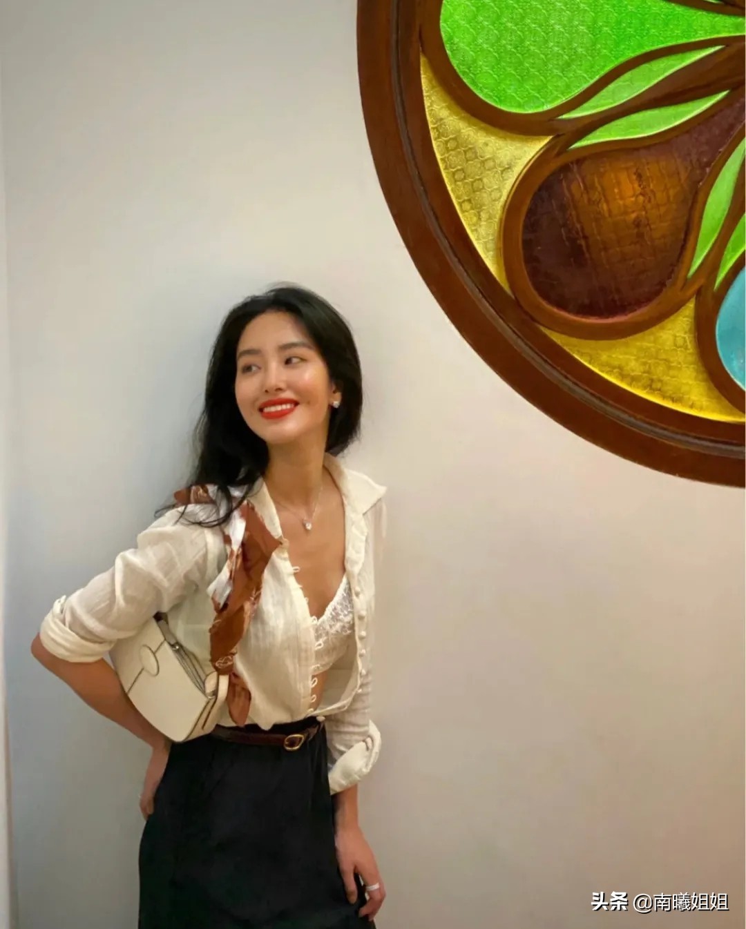 中年女性系丝巾不要一成不变,适合中年妇女围的丝巾