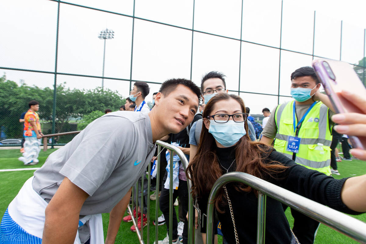 中超医道!科蒂出席运动医学论坛,女主播为广州城中医诊所打Call
