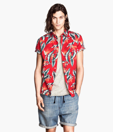 穿短裤阳光帅气男生,夏天男生短裤配什么鞋好看