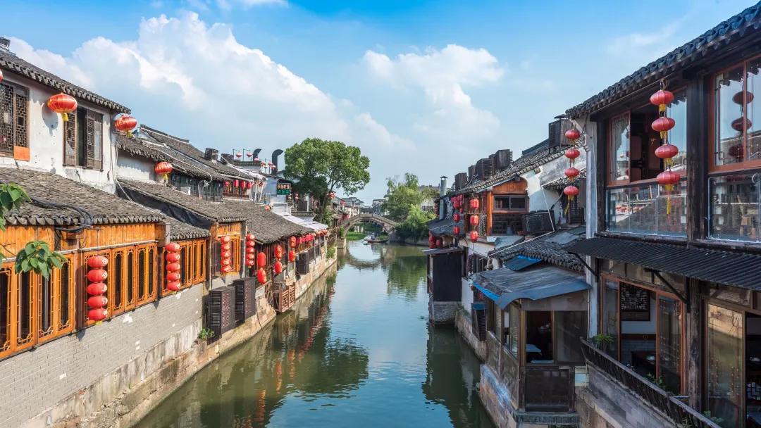 我喜欢去古镇，喜欢它那安详而宁静的气息