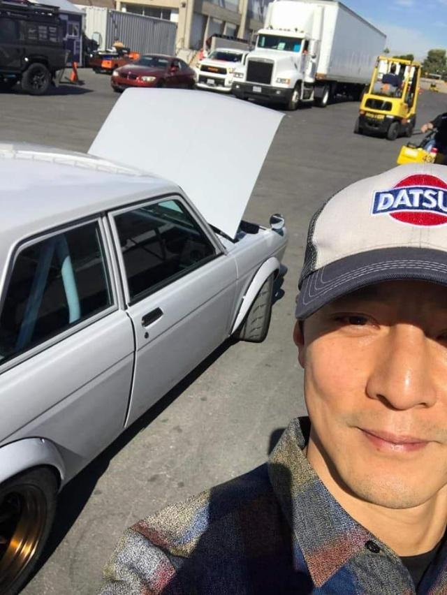 他16岁就开保时捷，曾因母亲重病放弃演戏，如今回归专为豪车代言