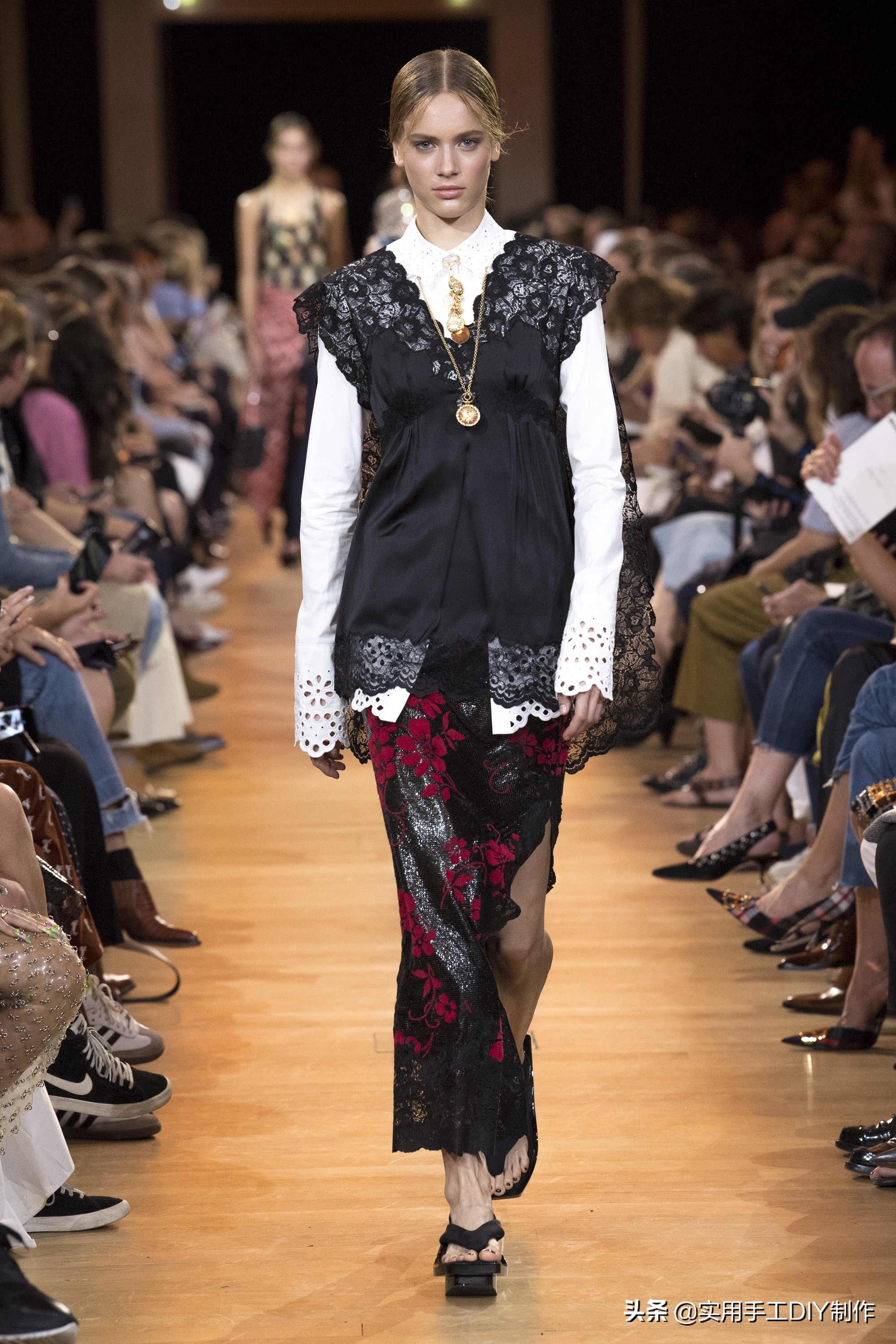 时装周pacorabanne系列2020,pacorabanne2021春夏系列金属长裙