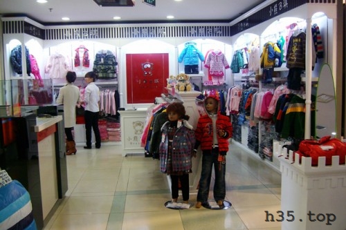 最新童装店双门头装修效果图,童装店怎么装修才有顾客