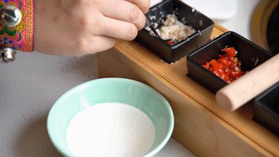 椰椰椰！这家人气椰子鸡专门店，光是汤底就喝饱了