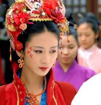 等老婆化妆出门的唐朝男人，是怎么被淬炼成“微商”的