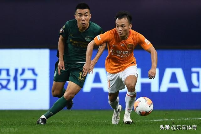 事件回顾：武汉卓尔球员周通直面高层*薪讨**双方各执一词争执不休