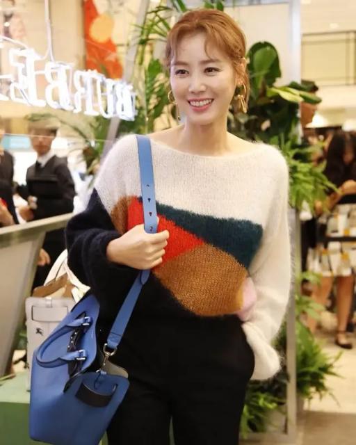 李敏镐现实中的妈妈近照曝光,李敏镐和妈妈的照片