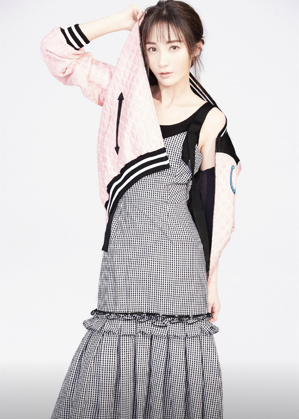 姚笛穿薄纱裙配什么发型,姚笛淡粉色深v裙秀身材