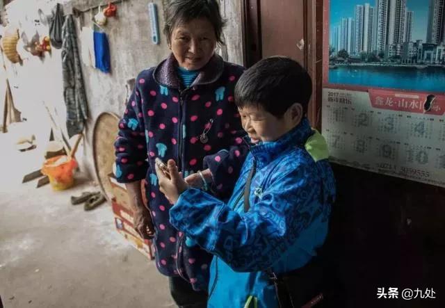 袖珍小伙修手机,袖珍老男孩修电器