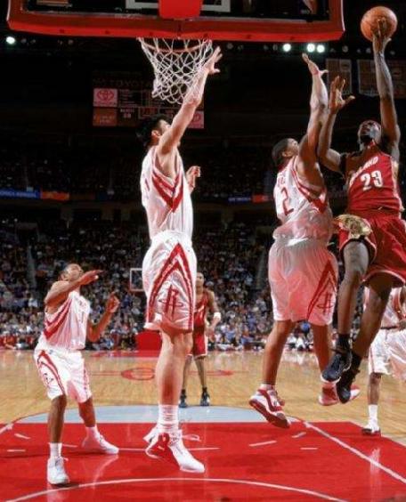 姚明十佳球残暴,姚明巅峰时期打爆热火三巨头