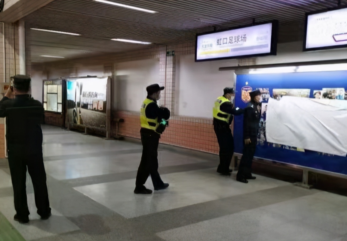 苏宁夺冠虹口广告牌,苏宁球迷虹口地铁广告